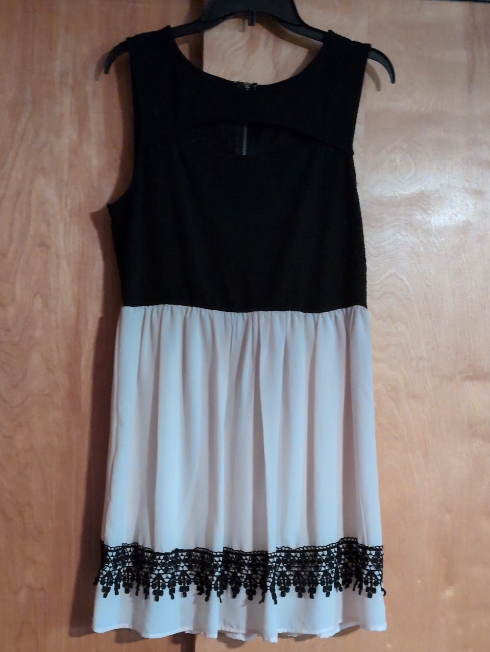 Black and Cream Sleeveless Party Dress